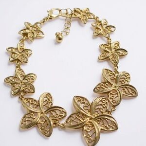 Elegant Gold tone filigre Floral bracelet